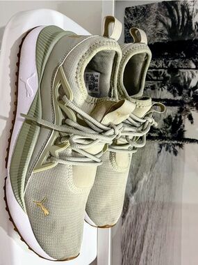 Puma Women’s Light Sage Green Casual Sneakers size 7.5 US . Barely used 👞